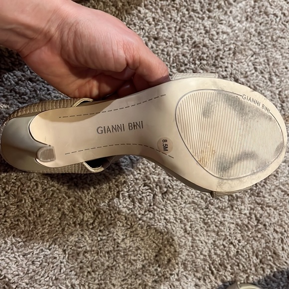 Beige heels, zipper in back - Picture 3 of 4